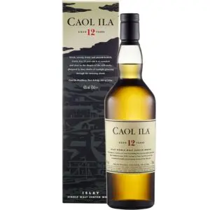 Bottiglia di whisky Caol Ila 12 anni, single malt scozzese torbato dell'isola di Islay, con confezione elegante e sfondo neutro.